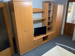 d'une grande armoire en bois avec une télévision. dans l'établissement One Room Apartment, à Chişinău