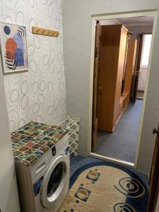 - un lave-linge dans une pièce avec un miroir dans l'établissement One Room Apartment, à Chişinău