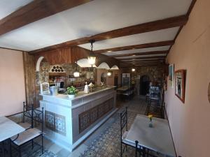 an overhead view of a kitchen with tables and chairs at Casa de la Abuela Pili in Colmenar de Oreja