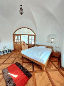 um quarto com uma cama e uma porta arqueada em Stylish Getaway at Austrian Renaissance Castle 