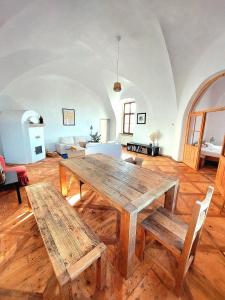 uma ampla sala de estar com uma mesa de madeira e cadeiras em Stylish Getaway at Austrian Renaissance Castle 