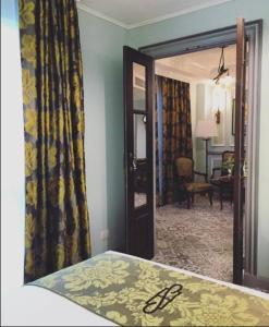 バンコクにあるSara's Hotelの鏡付きのベッドルーム1室、ベッド付きのベッドルーム1室が備わります。