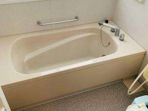 uma banheira branca na casa de banho com em Labo Land Kurohime "rental cottage cottage" - Vacation STAY 62600v em Shinano