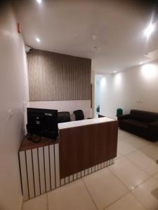 巴廷达The highclass hotel的带床和沙发的客厅