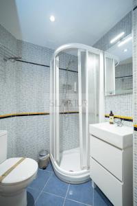 ein Bad mit einer Dusche, einem WC und einem Waschbecken in der Unterkunft La Ventana De Paco in Oviedo