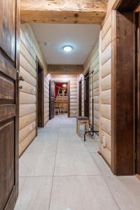 pusty korytarz z drewnianymi ścianami i drewnianymi drzwiami w obiekcie Tylicki Stary Dom w mieście Tylicz