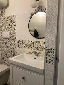 bagno con lavandino e specchio di Edelweiss Apt29 a Pretoro