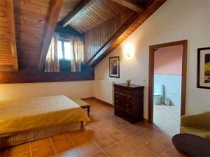 1 dormitorio con cama, espejo y baño en Apartamentos Jaca Mirador de Badaguas 3000, en Badaguás