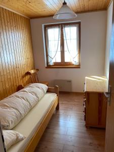 a bedroom with a bed and a window at Chalet Bellwald in Ritzingen