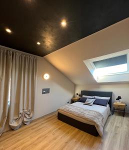 una camera con un grande letto e una finestra di 12zero38 a Savigliano
