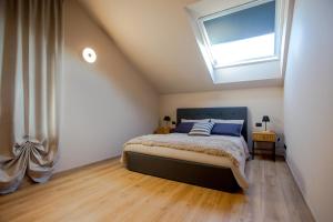 una camera con letto e lucernario di 12zero38 a Savigliano