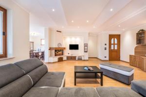 a living room with a couch and a table at Passioncasa in Torri del Benaco