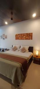 1 dormitorio con 1 cama grande en Walawal Bliss Farm Stay, en Vālāval