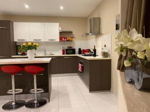 Køkken eller tekøkken på St. Julian's Super Bright And Spacious Seaview Apartment