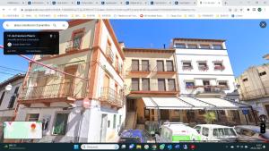 uma imagem de um edifício com uma imagem de uma rua em Casa Rural La Botica em Jarandilla de la Vera