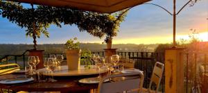 モンテーウ・ロエーロにあるVillino Ca' Bianca, vicino ad ALBA, tre camere da letto, sollevatori aerei, intera proprietàの木製テーブル(ワイングラス付)