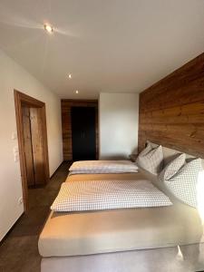 a bedroom with two beds in a room at Apartments Oberkofler in Hollersbach im Pinzgau