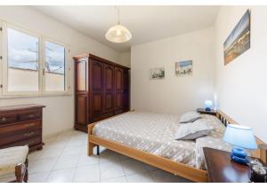 um quarto com uma cama, uma secretária e uma janela em Sea Air House em Lido di Camaiore