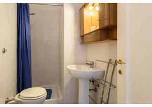 uma casa de banho com um WC e um lavatório em Sea Air House em Lido di Camaiore