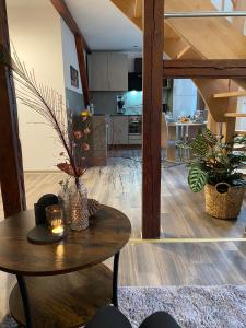 a living room with a table and a kitchen at Ferienwohnungen Zum Neuhäusel in Quedlinburg