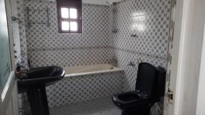 een badkamer met een toilet, een wastafel en een bad bij Party Allowed luxury 4 roomed Furnished house in Jaela in Ja-Ela