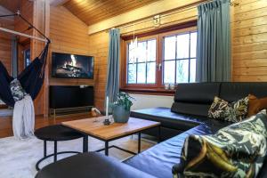 ein Wohnzimmer mit einem Sofa und einem Tisch in der Unterkunft Bergfreude Chalet in Braunlage