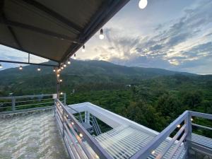 een balkon met uitzicht op de bergen bij Căn hộ S'pung Villa in Bao Loc