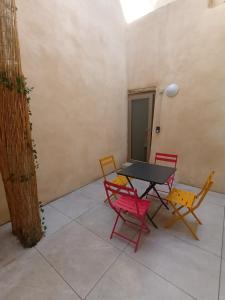 a table and four chairs in a room at Chez David - T2 neuf dans centre historique in Brioude