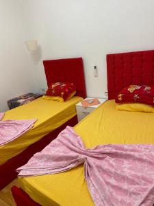 Postel nebo postele na pokoji v ubytování sheraton apartment