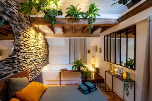 a living room with plants on the ceiling at Love Room Bohème Les Petits Plaisirs in Angers
