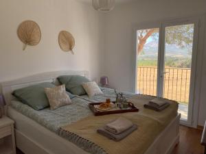 um quarto com uma cama com uma bandeja de comida em Fiore di Machja - Moncale 