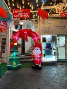 RESIDENZA ESPOSITO في نابولي: متجر به شجرة عيد الميلاد أمام متجر