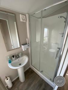 Et badeværelse på Meadow View 171 - Golden Palm - Central heating, WiFi, pet friendly, bed linen - Meadow Lakes Caravan & Lodge Hire + 5 billeder