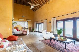 un soggiorno con divano e tavolo di Collection Luxury Accommodation: Quinta Do Sol, Vilanculos, Mozambique a Vilanculos