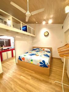 een slaapkamer met een bed en een klok aan de muur bij Bandra Cottage (With Yard) in Mumbai