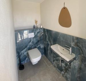 uma casa de banho com um lavatório e um WC em Fiore di Machja - Moncale 