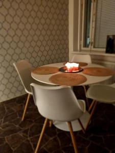 una mesa y sillas con un pastel en un plato en Apartment in the city center, en Rovaniemi