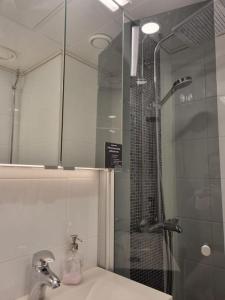 un baño con ducha y lavabo en Apartment in the city center, en Rovaniemi