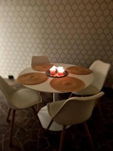 una mesa con sillas y una mesa con velas. en Apartment in the city center, en Rovaniemi