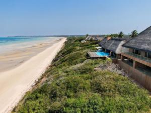 - une vue aérienne sur la plage et les bâtiments dans l'établissement Collection Luxury Accommodation: Quinta Do Sol, Vilanculos, Mozambique, à Vilanculos