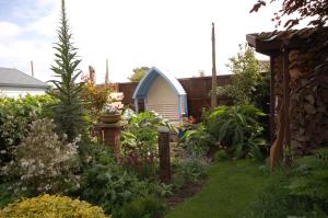 a garden with a small shed in the background at South Side in West Runton