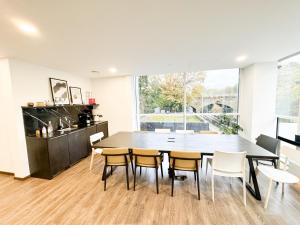 a dining room with a large table and chairs at Fully Furnished City Centre 2Bed 2Bath Apartment with Parking Rooftop Terrace Communal Lounge 10 mins to Ascot Racecourse Legoland Pets are allowed in Bracknell