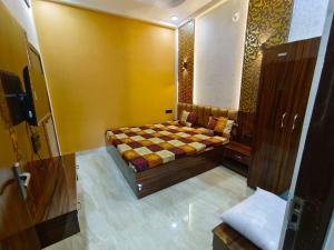 a small bedroom with a bed in a room at Hari Har HOME STAY FULLY AC in Ujjain