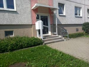 uma casa com uma escada que leva à porta da frente em Nice Apartment in Jena em Jena