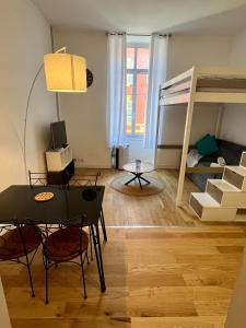 um pequeno quarto com uma mesa e um beliche em Jean em Nice