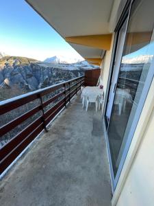 einen Balkon mit Bergblick in der Unterkunft T3 La Grande Chaume Le Sauze in Enchastrayes