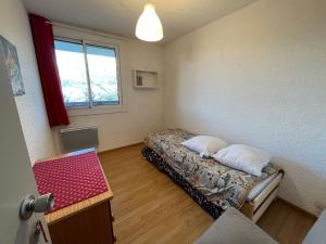 una piccola stanza con un letto e una finestra di T3 La Grande Chaume Le Sauze a Enchastrayes