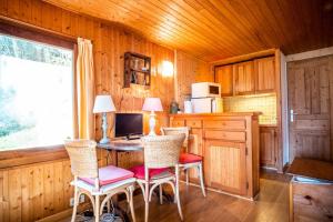 レ・ズッシュにあるDatcha of Sky -Jardin - Calme - 180 vues - 9 chambres & Studio Apptのキッチン(デスク、椅子、コンピュータ付) +46枚の写真