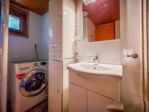 uma casa de banho com um lavatório e uma máquina de lavar roupa em Datcha of Sky -Jardin - Calme - 180 vues - 9 chambres & Studio Appt em Les Houches