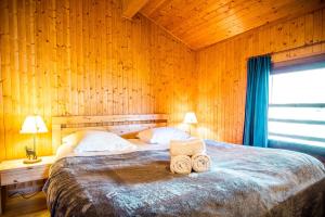 um quarto com uma cama com duas toalhas em Datcha of Sky -Jardin - Calme - 180 vues - 9 chambres & Studio Appt em Les Houches